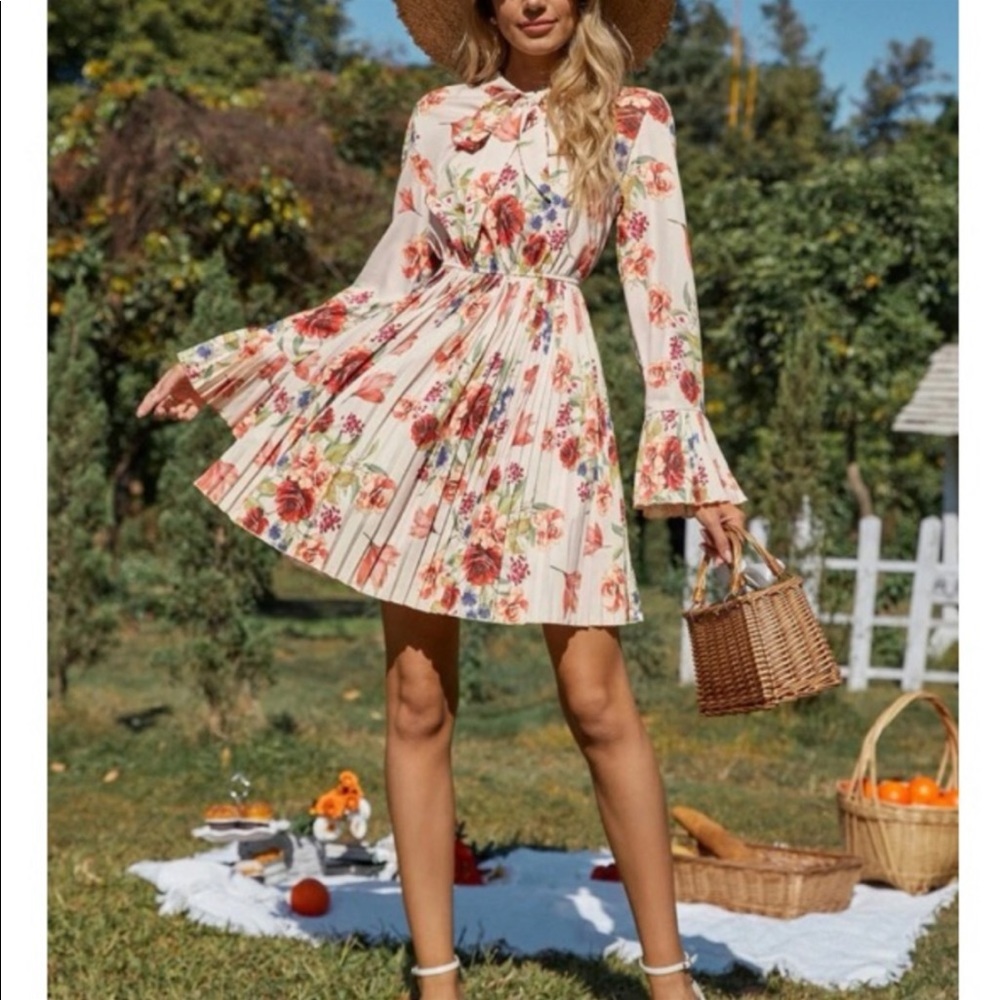 Boho Floral Print Pleated Flounce Sleeve Tie Neck Dress - Picture 4 of 7